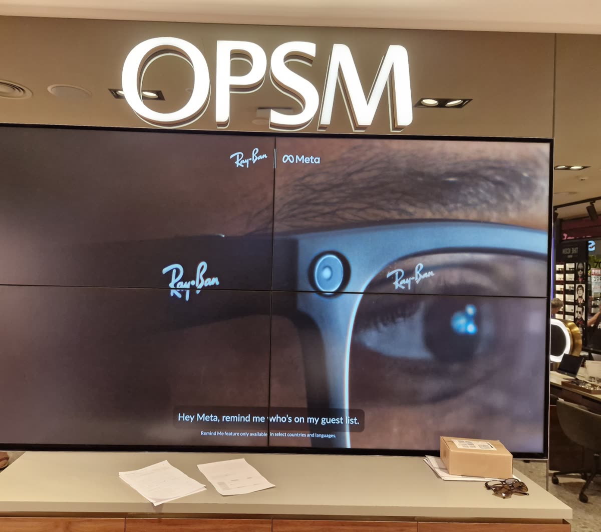 Multi-panel video wall for retail signage